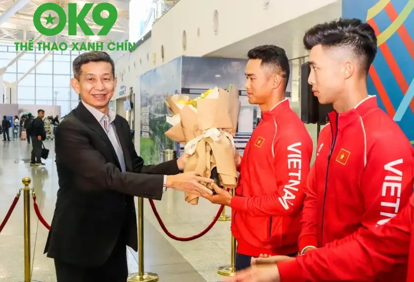Cục trưởng Cục Thể dục thể thao Việt Nam Nguyễn Danh Hoàng Việt tặng hoa cho các tuyển thủ dự SEA Games 33. (Ảnh: Quý Lượng) Cục trưởng Cục Thể dục thể thao Việt Nam Nguyễn Danh Hoàng Việt tặng hoa cho các tuyển thủ dự SEA Games 33. (Ảnh: Quý Lượng)