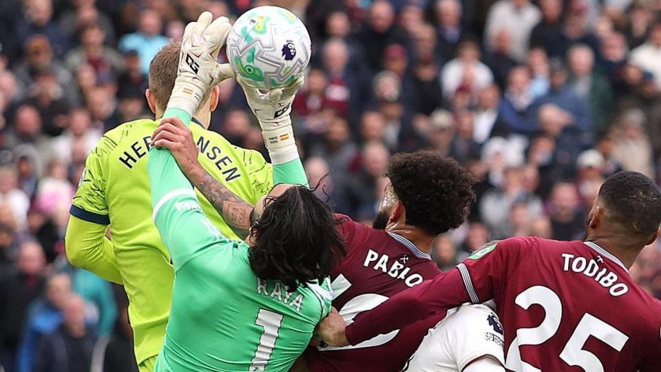 OK9: West Ham khiếu nại lên Cơ quan Trọng tài sau bàn thắng bị tước gây tranh cãi trước Arsenal 3 OK9: West Ham khiếu nại lên Cơ quan Trọng tài sau bàn thắng bị tước gây tranh cãi trước Arsenal